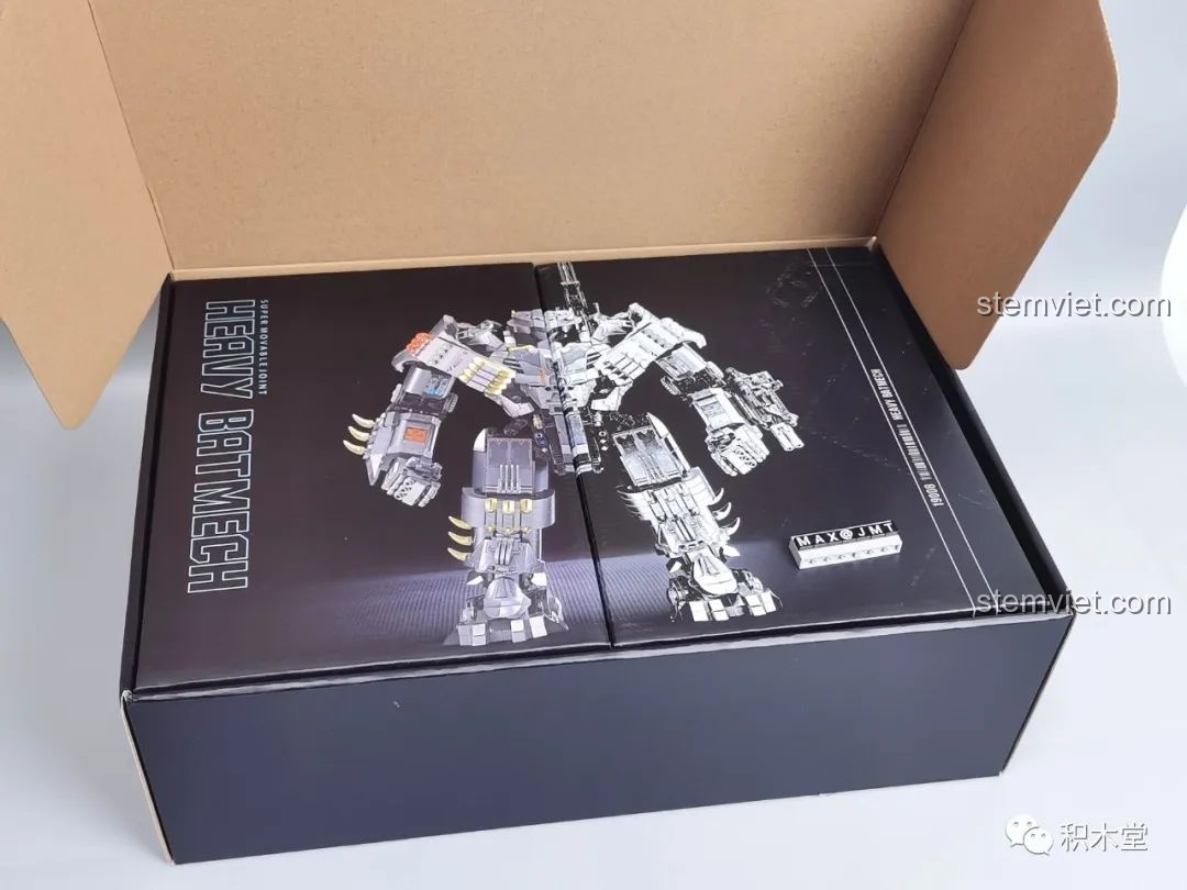 Mở hộp lớn ra là hai hộp nhỏ bên trong, ghép lại thành hình ảnh của Robot Batmech Hạng Nặng.