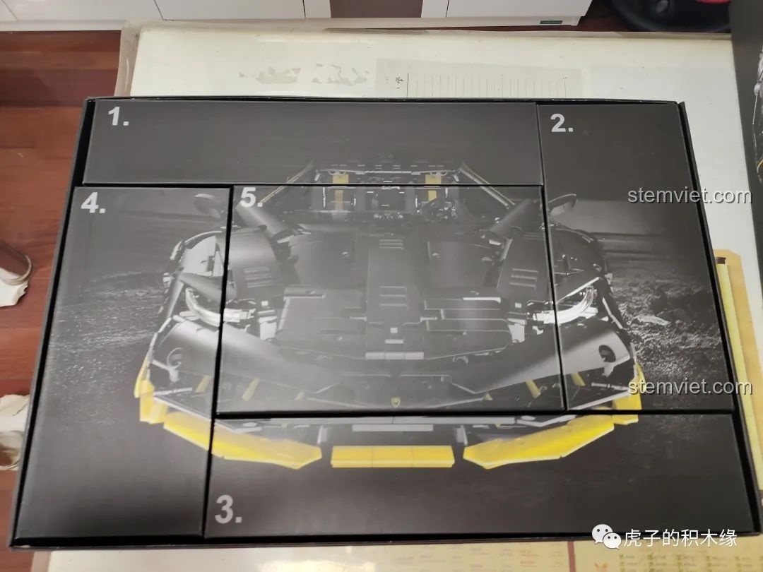 Bên trong hộp lớn là 5 hộp nhỏ được sắp xếp nghệ thuật để tạo thành hình ảnh chiếc siêu xe Lamborghini Centenario.