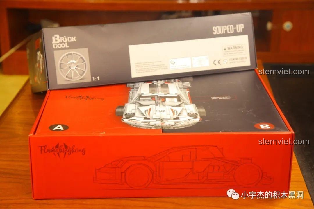 Hộp BrickCool KC010 có thiết kế dạng nắp đậy, bên trong là hai hộp nhỏ hơn chứa các chi tiết lắp ráp.