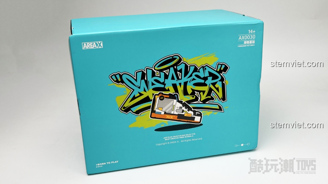 Cận cảnh mặt trước hộp đồ chơi mô hình Giày thể thao lắp ráp 30 với phong cách thiết kế graffiti độc đáo và ấn tượng.