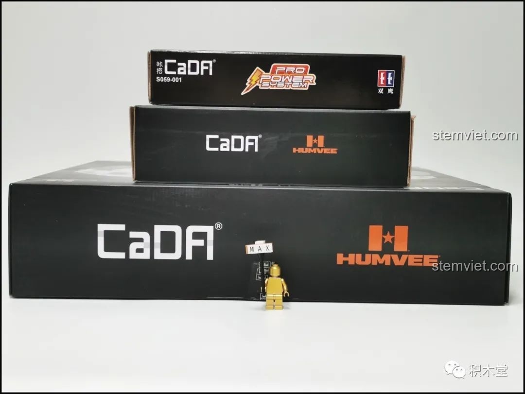 Cạnh bên của các hộp sản phẩm CaDA Humvee được thiết kế tối giản và sang trọng với logo thương hiệu nổi bật.