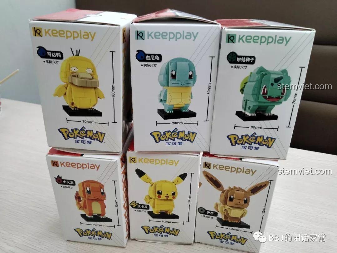 Các hộp Keeppley Pokémon được xếp chồng lên nhau, thể hiện kích thước và thiết kế bao bì của sản phẩm.