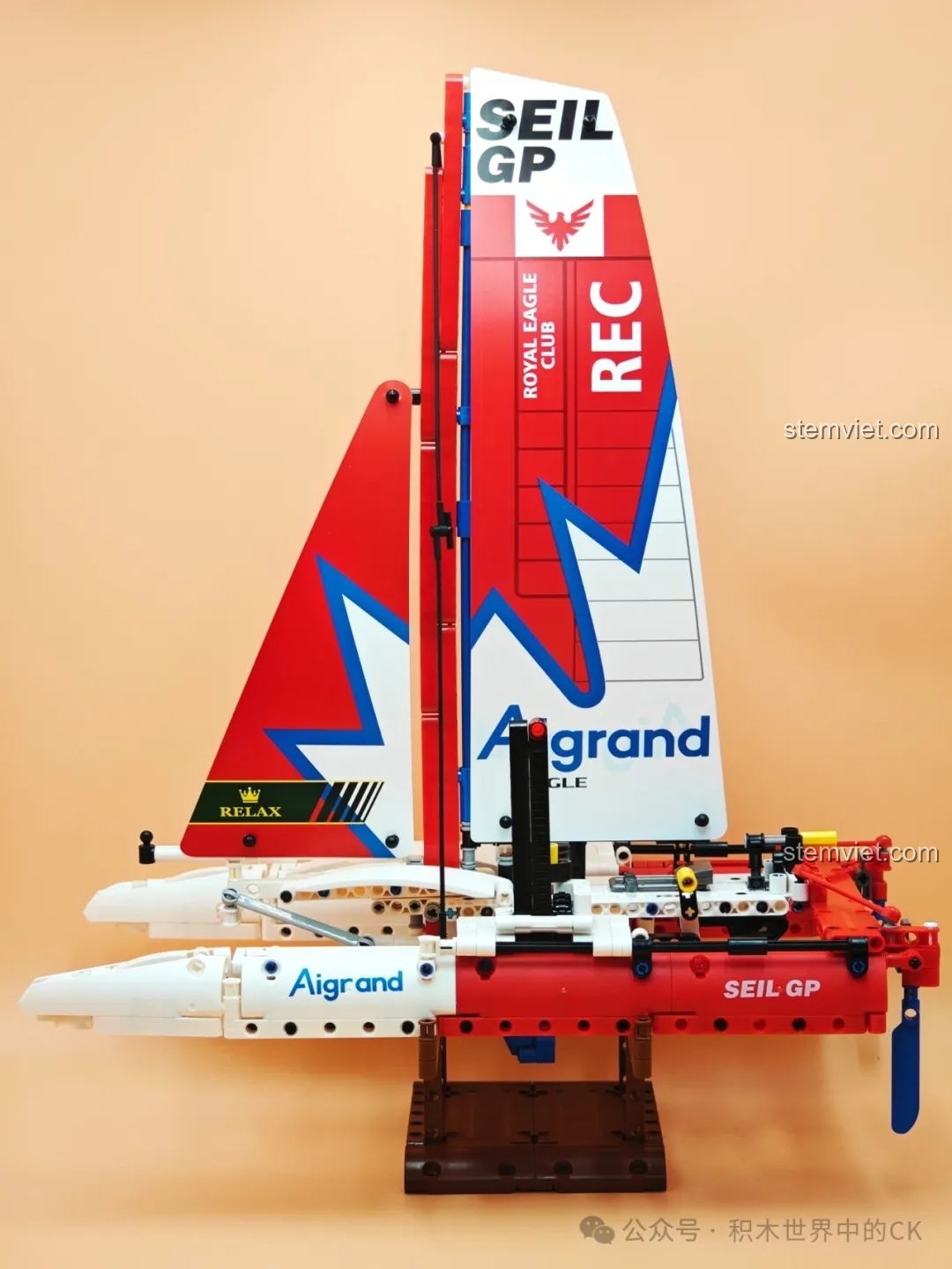 Mô hình thuyền buồm JIESTAR 58124 nhìn từ cạnh bên, cho thấy chiều dài và thiết kế khí động học của nó.