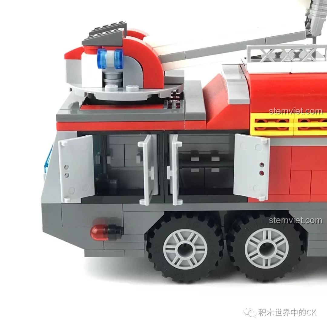 Các khoang chứa đồ ở đuôi xe QMAN 2809 được mở ra hoàn toàn, cho thấy không gian hạn chế bên trong.