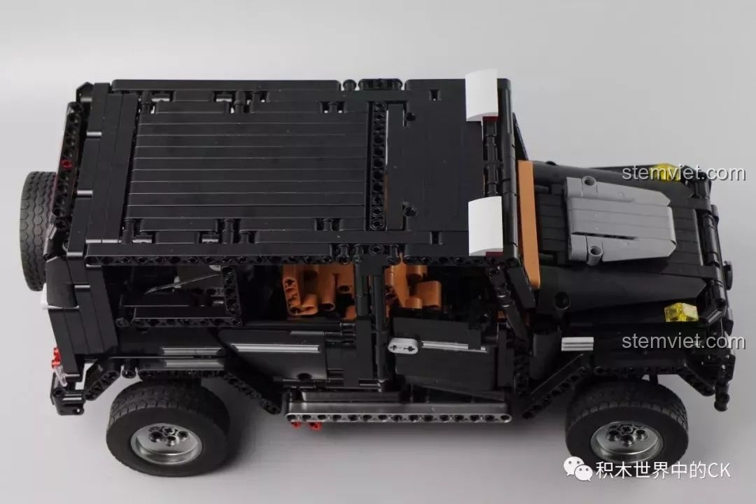 Góc nhìn ngang khác của xe Mould King 13070, cho thấy rõ các chi tiết cơ khí và hệ thống treo.