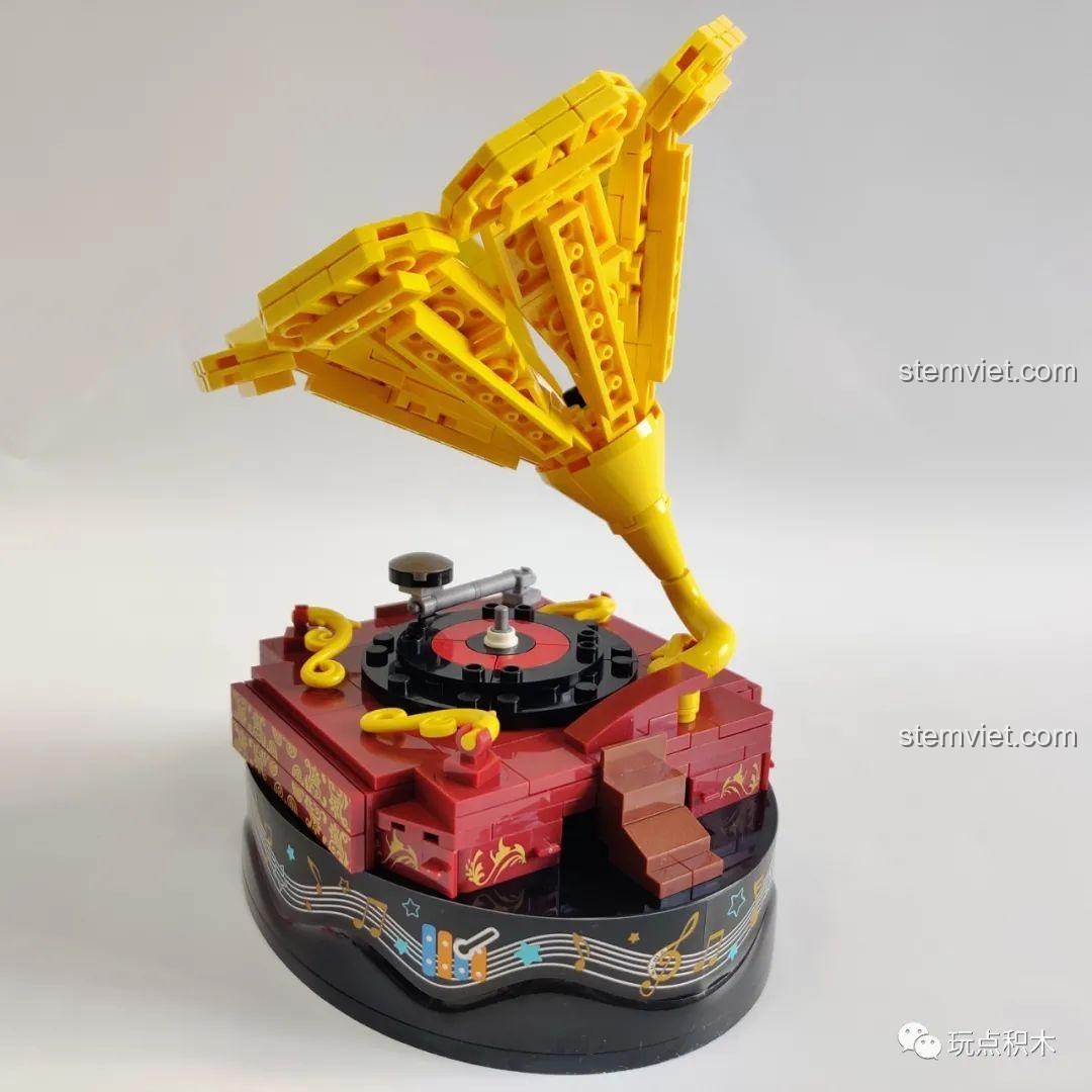 Góc nhìn từ trên xuống của mô hình máy hát đĩa than WOMA C0364, cho thấy cấu trúc của loa kèn màu vàng.