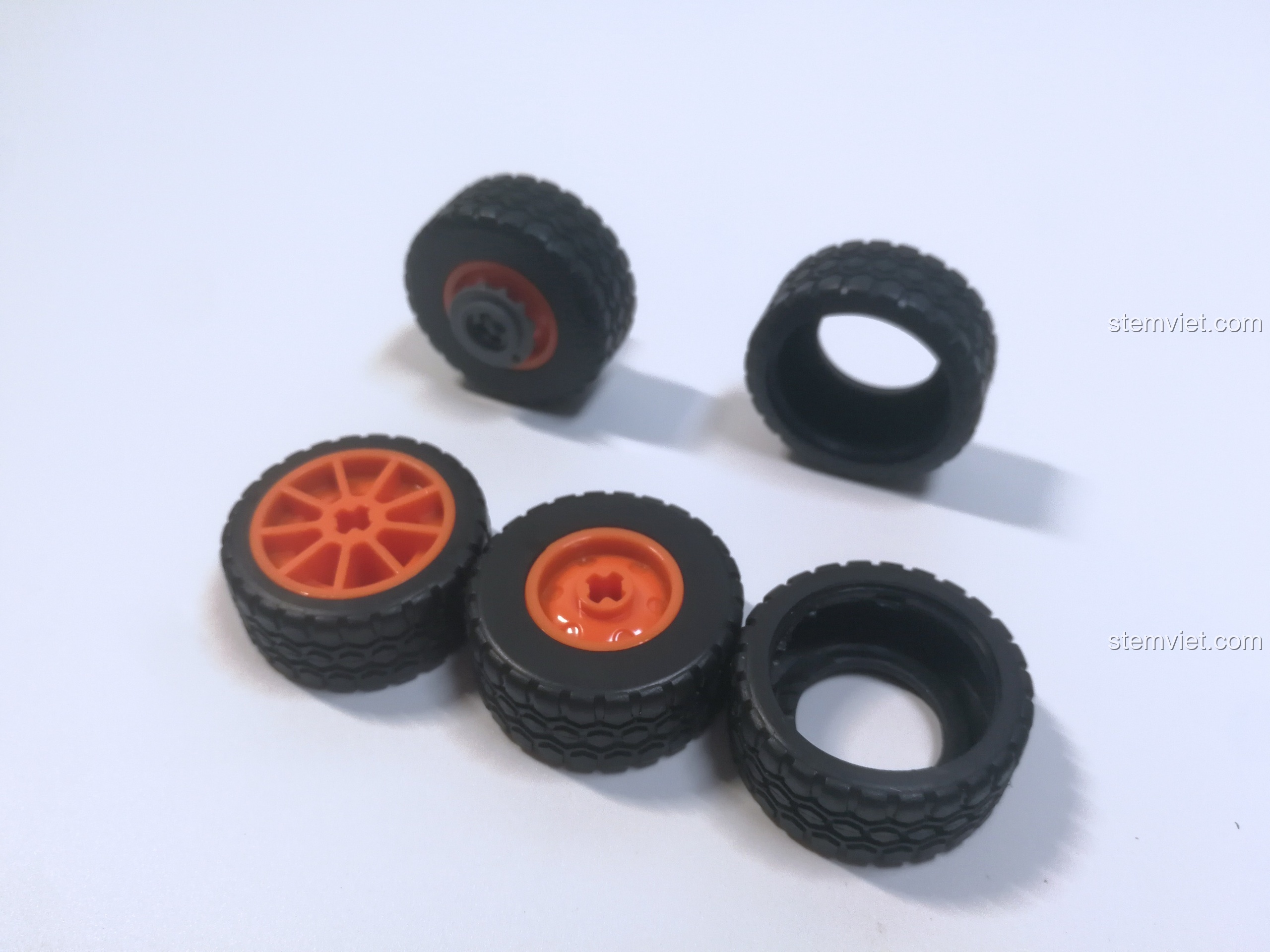 Lốp xe của mô hình Sluban M38-B0787 có thiết kế rỗng bên trong, một đặc điểm độc đáo của hãng.