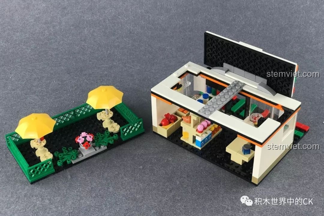 Mô hình với phần mái sân thượng được tháo rời, cho thấy thiết kế thông minh của bộ xếp hình Cửa hàng tiện lợi 7-Eleven cho trẻ em từ 6 tuổi.