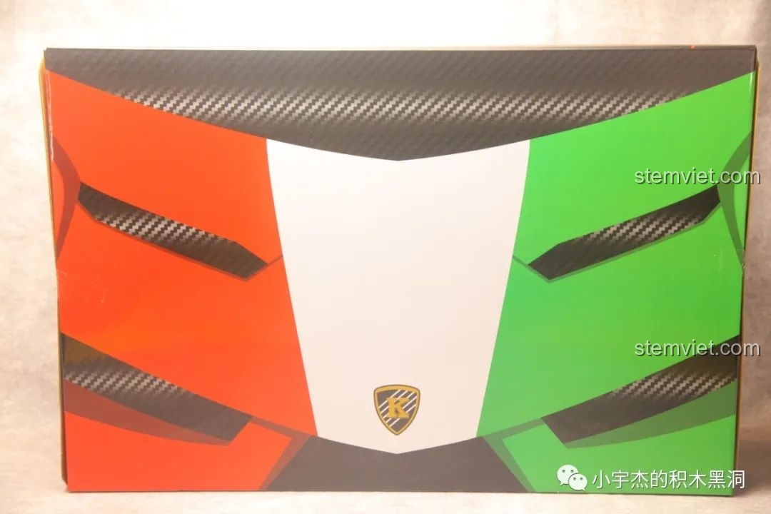 Thiết kế mặt bên của hộp K-box 10222, mô phỏng nắp capo xe Lamborghini Veneno với màu cờ Ý và họa tiết carbon.