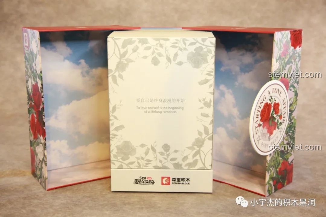 Thiết kế mở độc đáo của hộp quà SEMBO 601268, bên trong là một hộp nhỏ hơn trên nền trời xanh mây trắng.