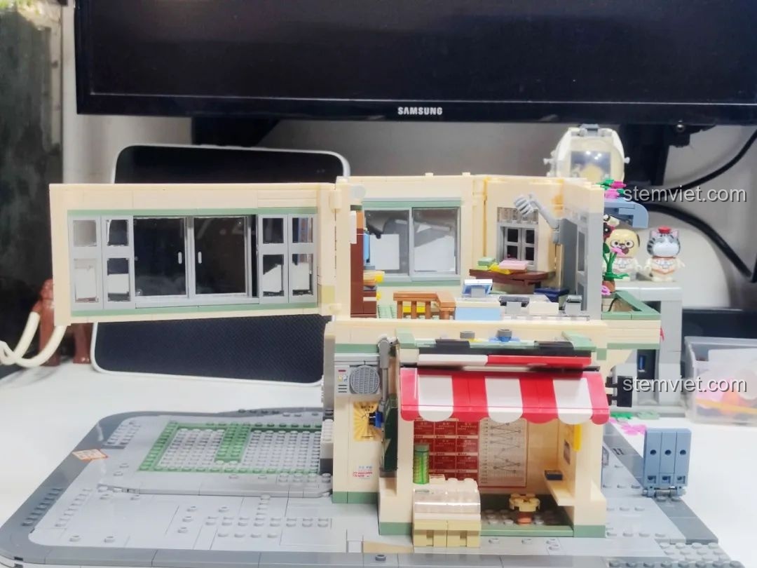 Mô hình Wekki 516954 có thể mở ra, để lộ toàn bộ không gian nội thất bên trong hai tầng.