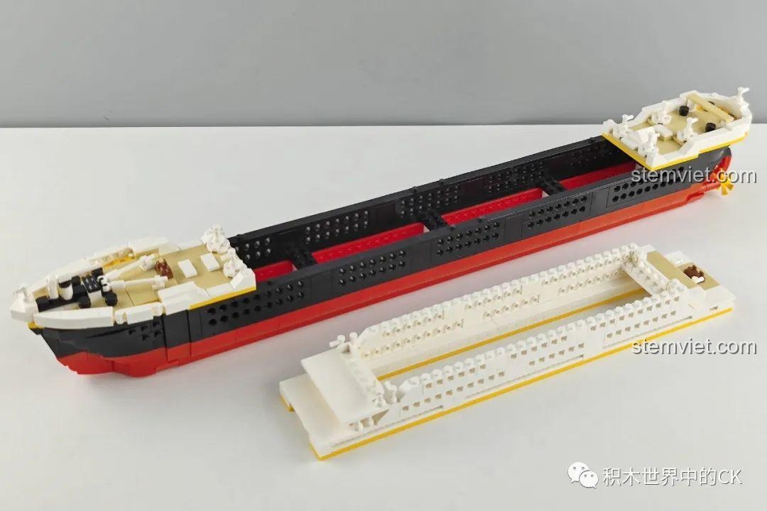Cấu trúc module của bộ lắp ráp Tàu Titanic Zhe Gao 01010, với phần boong tàu được lắp riêng và thân tàu chính.