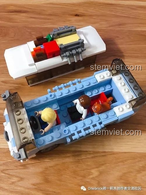 Thiết kế mui xe có thể tháo rời của bộ lắp ráp Mô hình xe cắm trại cổ điển Sluban, tuy nhiên việc tháo lắp hơi bất tiện.