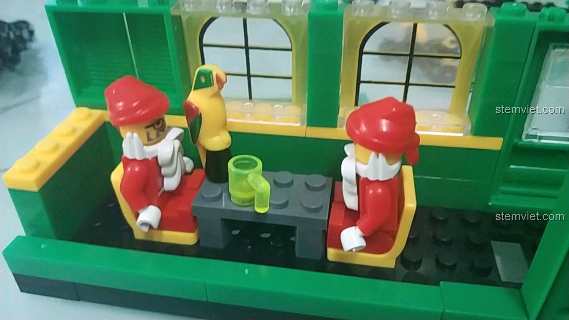 Nhận xét về thiết kế nội thất của Toa tàu Giáng Sinh 626 với bàn, ghế và minifigures.