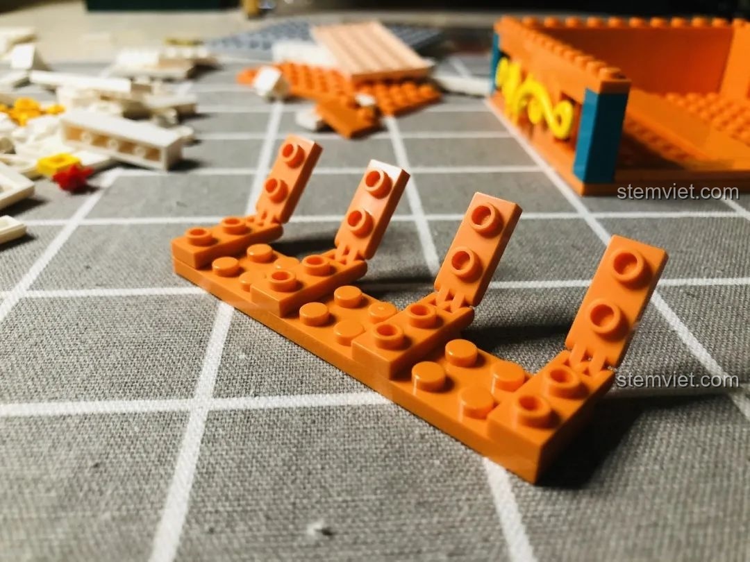 Các tấm chắn có thể lật ra ở phần đế của Wekki 506004 Cảnh Thu, khác biệt so với thiết kế ngăn kéo.