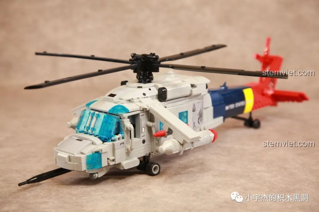 Thiết kế cân đối và đẹp mắt của mô hình đồ chơi lắp ráp WOMA C0897, phù hợp cho việc trưng bày trong phòng.