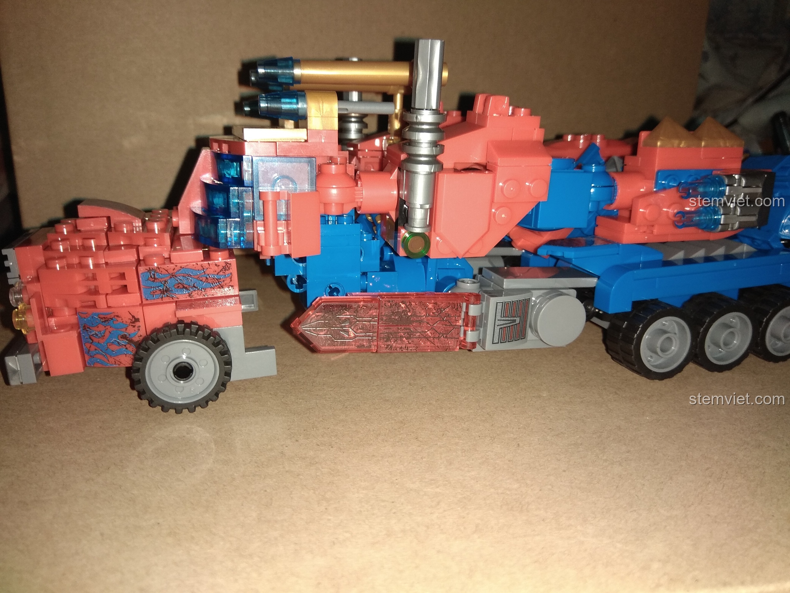 Góc nhìn bên cạnh của xe tải Optimus Prime SY951 cho thấy một khoảng trống lớn ở thân xe, một điểm trừ trong thiết kế.