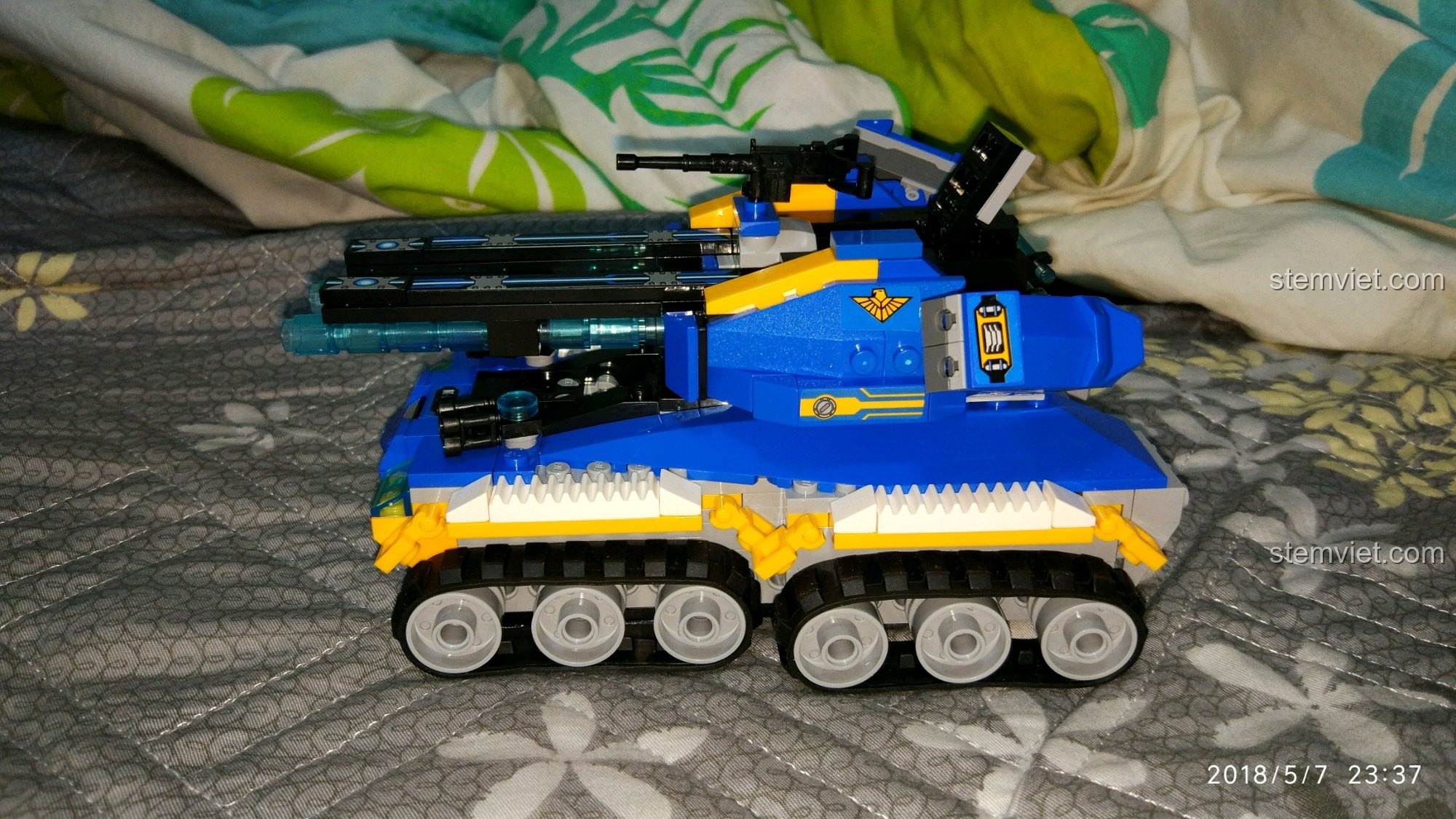 Góc nhìn bên cạnh của Xe Tăng Khải Huyền QMAN 2713, nổi bật với hệ thống bánh xích và pháo đôi.