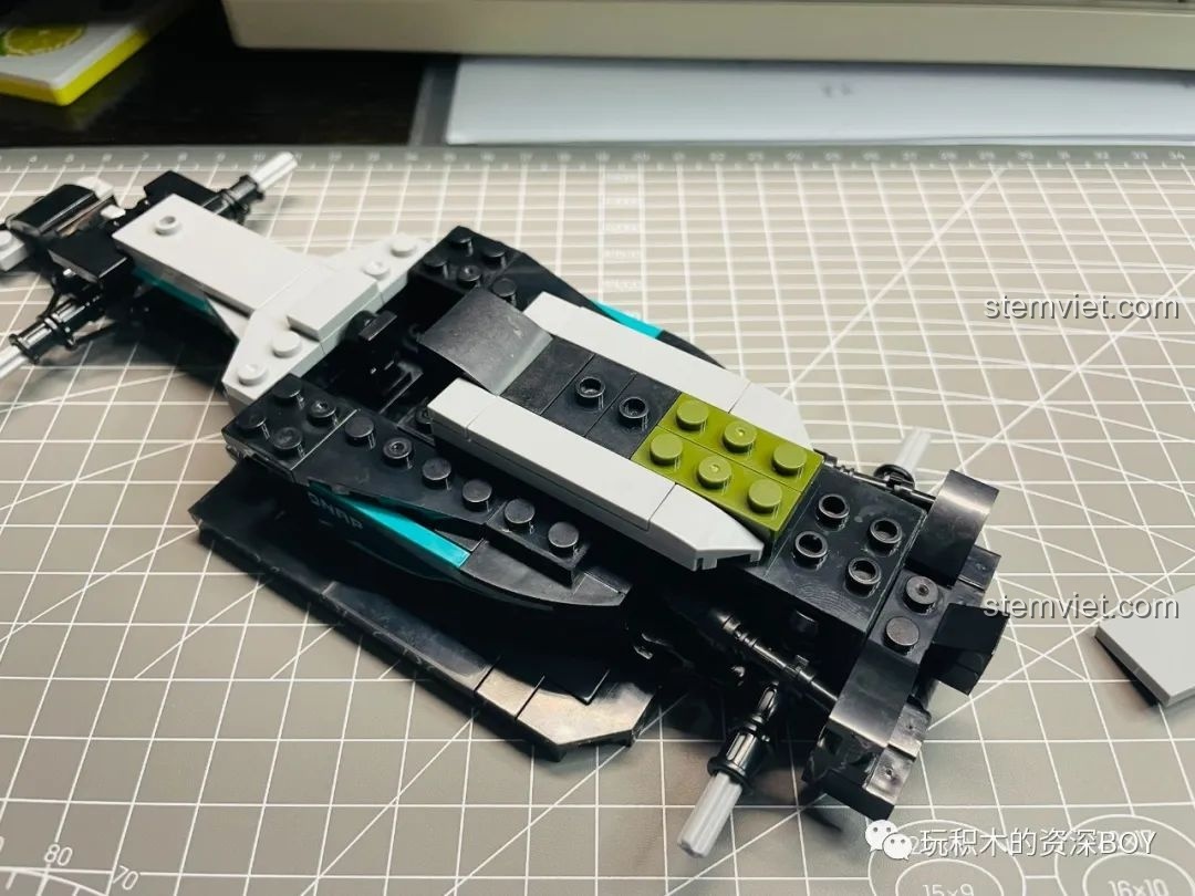 Quá trình lắp ráp nắp động cơ xe F1 KAZI KY6104, phát hiện thiếu một chi tiết 2x3 màu xanh lá.