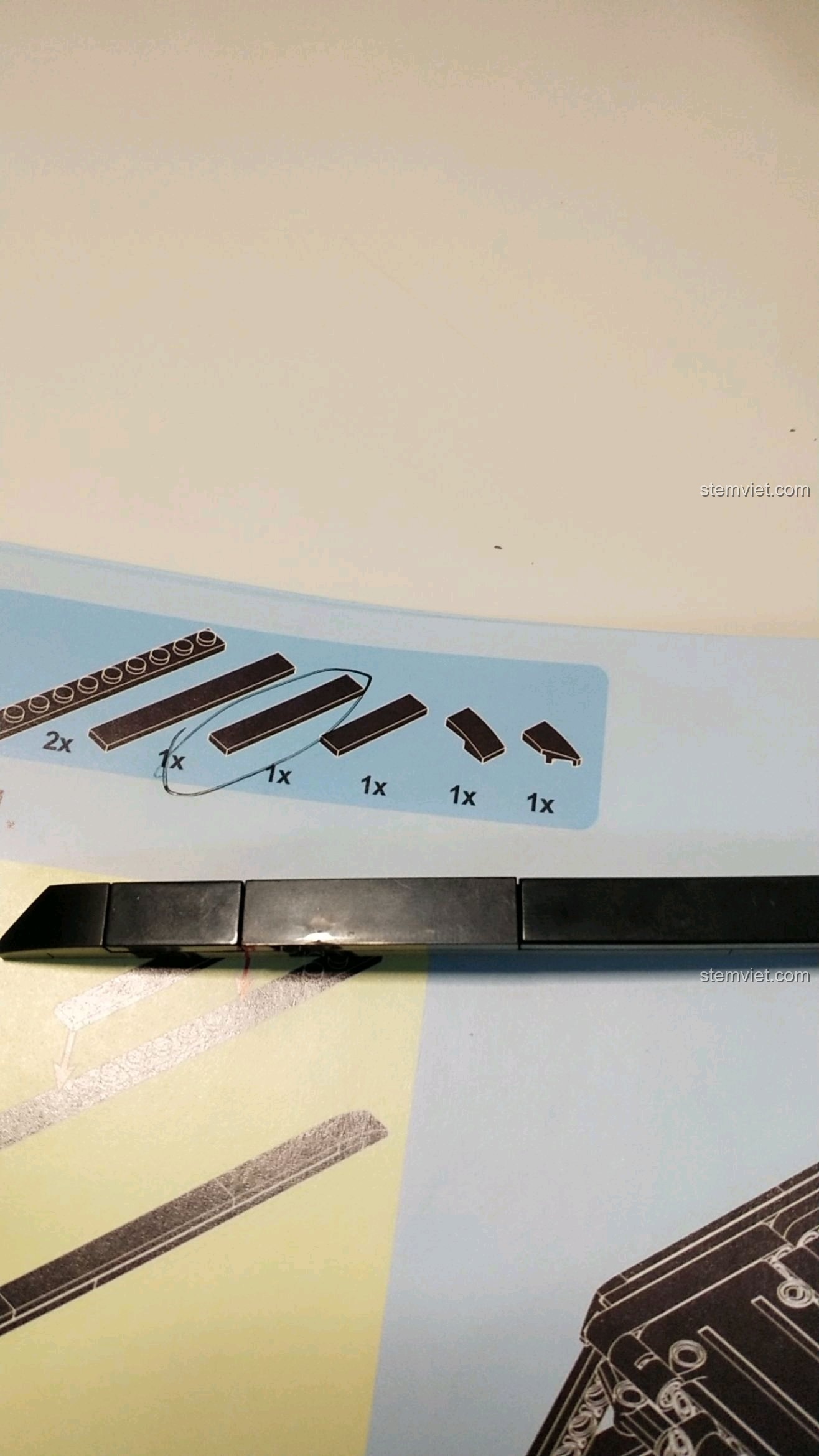 Một chi tiết bị thiếu trong bộ SEMBO 701960 và các mảnh ghép thay thế được sử dụng từ các bộ đồ chơi khác.