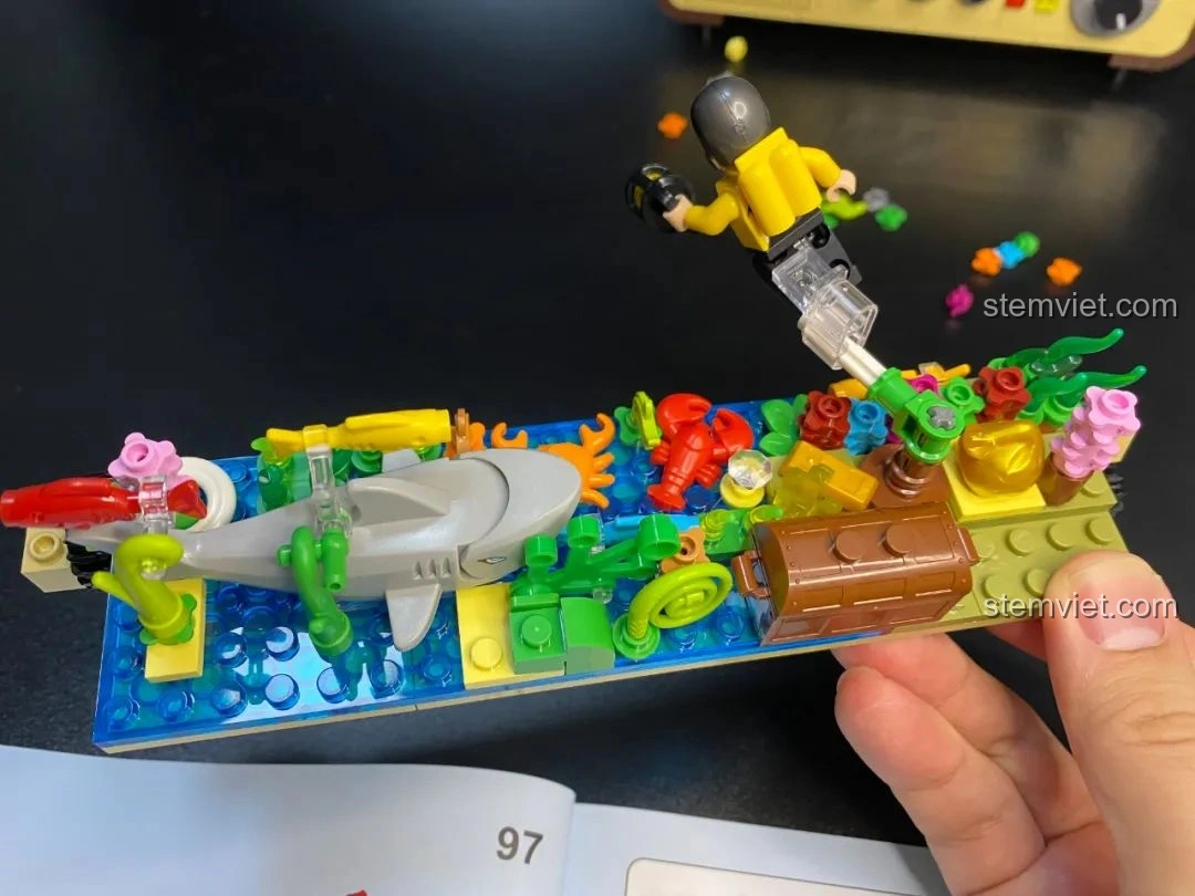 Thợ lặn và các sinh vật biển trong cảnh mini của bộ đồ chơi Pantasy 61008 Tivi Cổ Điển.