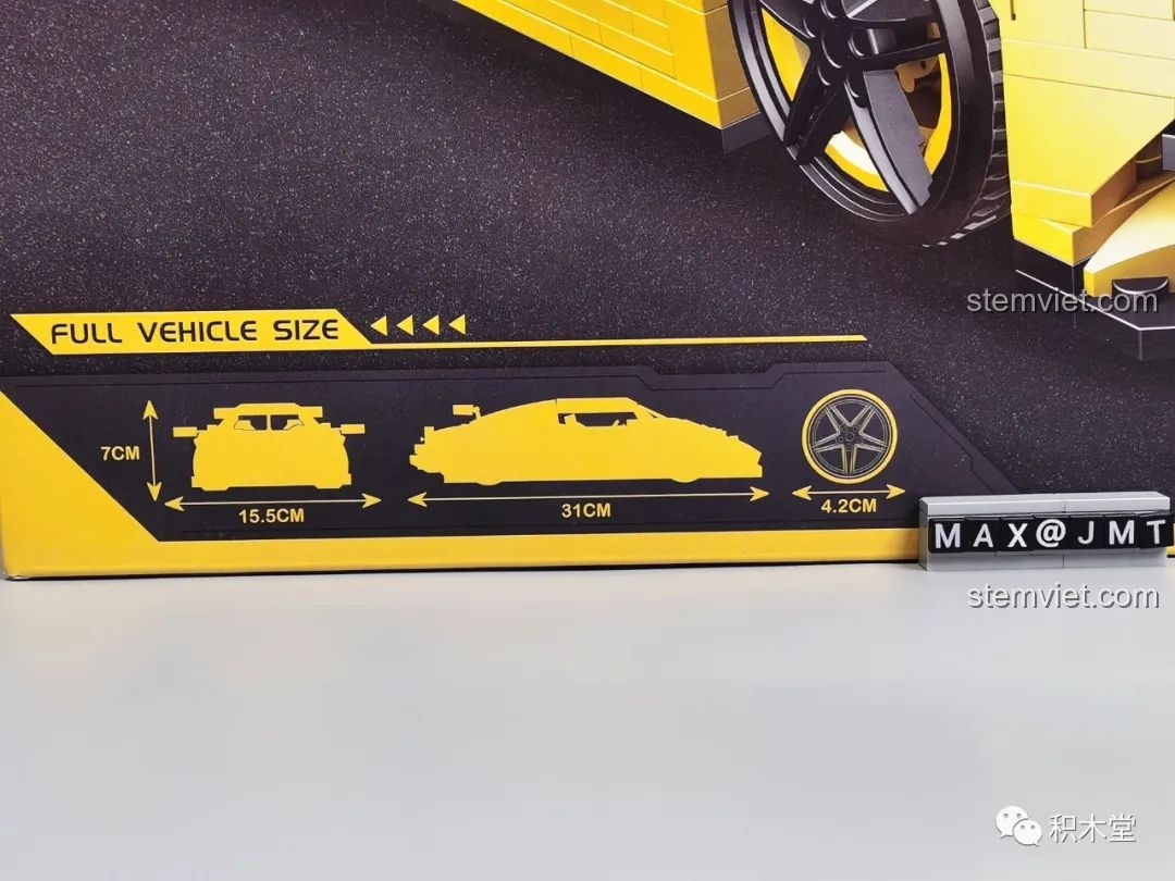 Thông số kích thước của mô hình Lego Koenigsegg Regera màu vàng trên hộp.