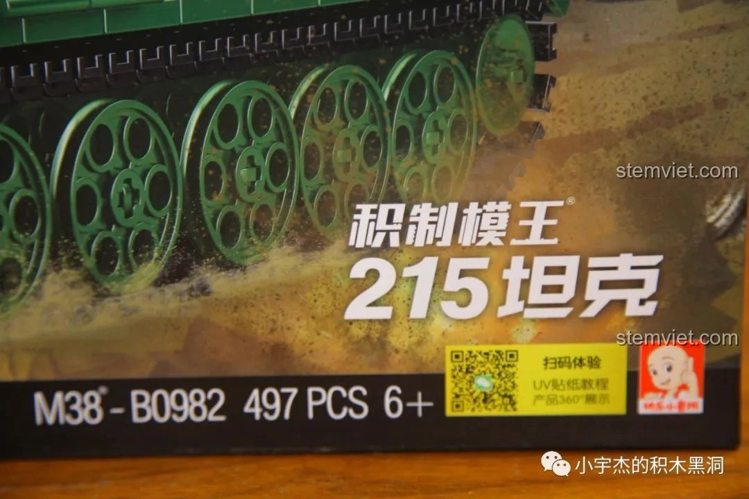 Thông tin chi tiết mã số M38-B0982, số chi tiết 497 và độ tuổi 6+ trên hộp bộ lắp ráp Xe Tăng 215 Sluban.