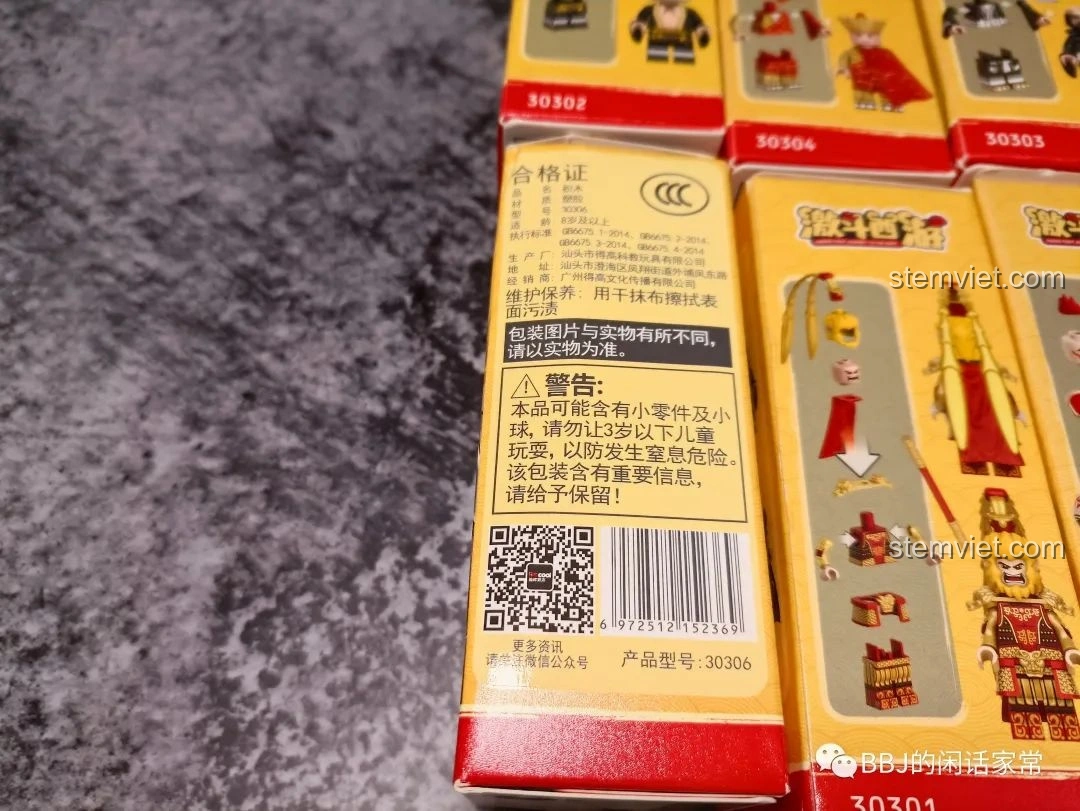 Mặt sau hộp minifigure Decool 30306 (Ngưu Ma Vương), hiển thị thông tin sản phẩm, cảnh báo an toàn và mã QR. Minifigure Tề Thiên Đại Thánh Decool hợp túi tiền.