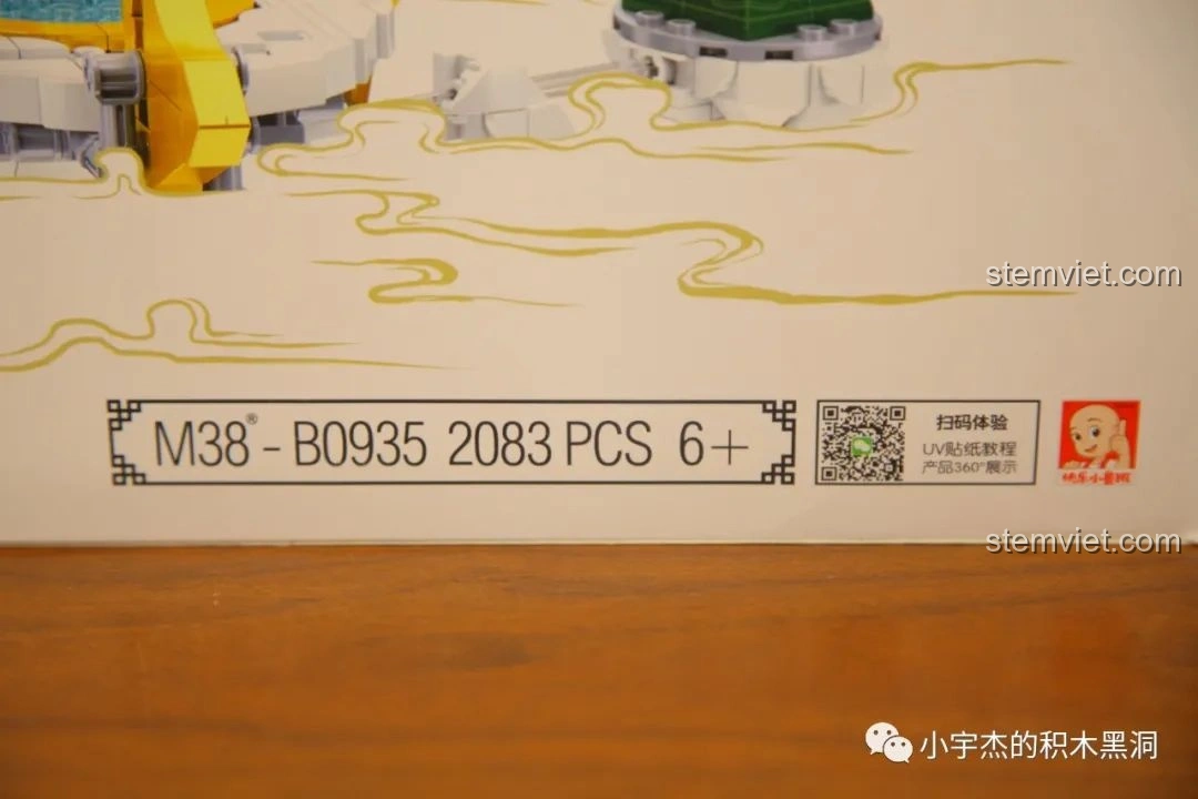 Chi tiết mã số sản phẩm M38-B0935, số lượng 2083 mảnh ghép và độ tuổi khuyến nghị 6+ trên hộp Sluban Vân Tiêu Bảo Điện.