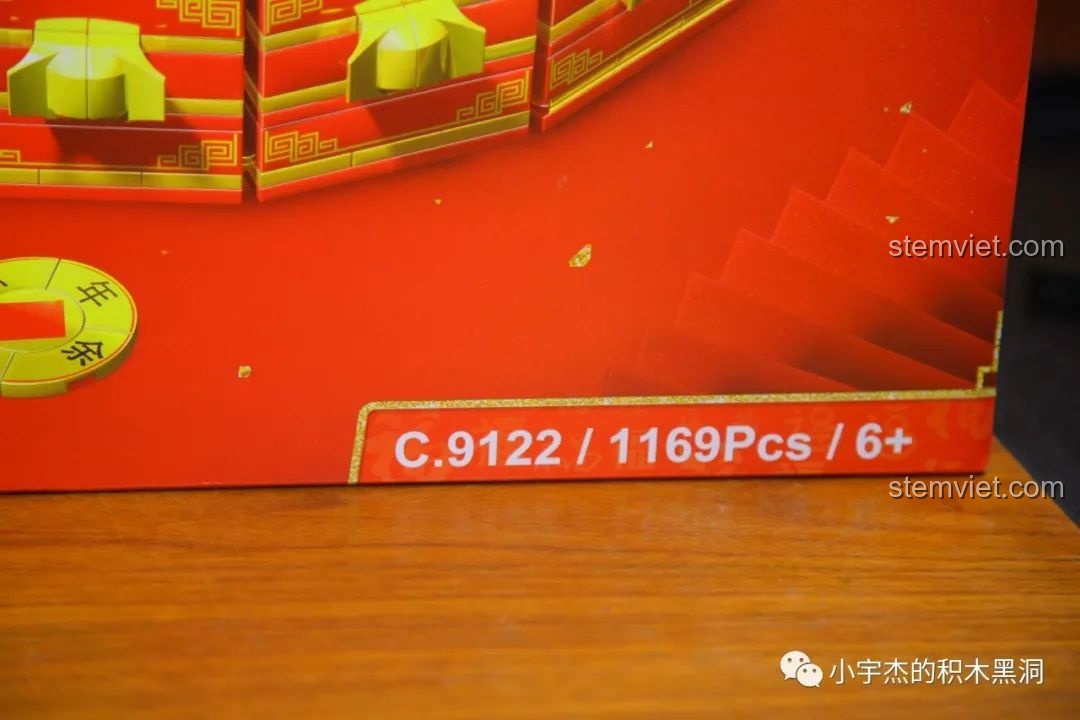 Cận cảnh thông tin mã sản phẩm WOMA C.9122, số lượng 1169 chi tiết và độ tuổi khuyến nghị 6+ trên vỏ hộp.