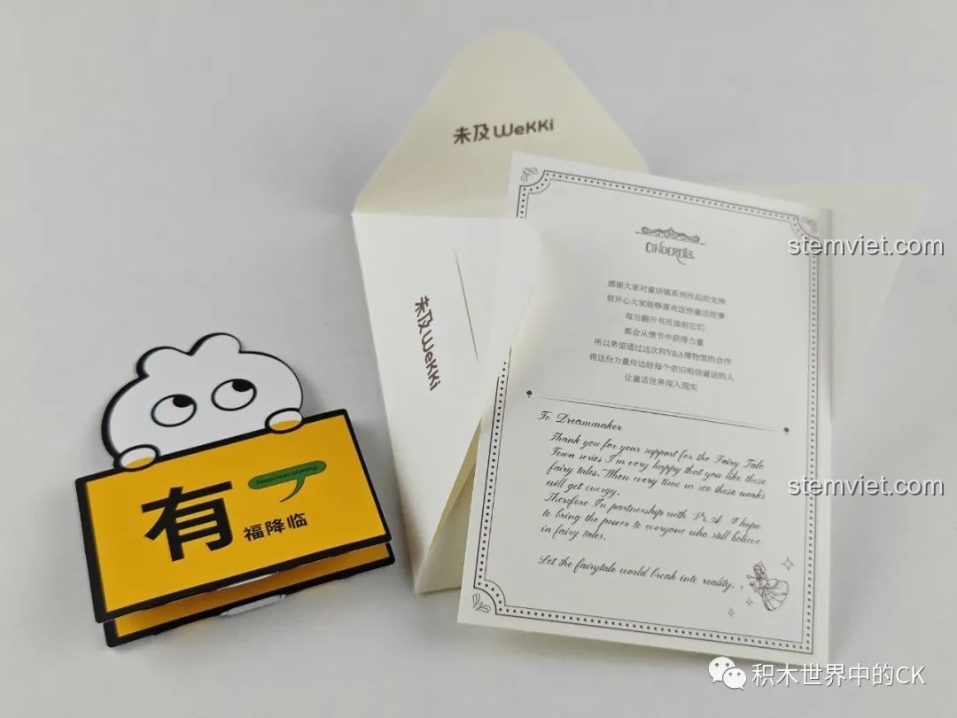 Thư chào mừng và một tấm thẻ nhỏ từ hãng Wekki, đi kèm bộ lắp ghép Sách Truyện Cổ Tích Cô Bé Lọ Lem.