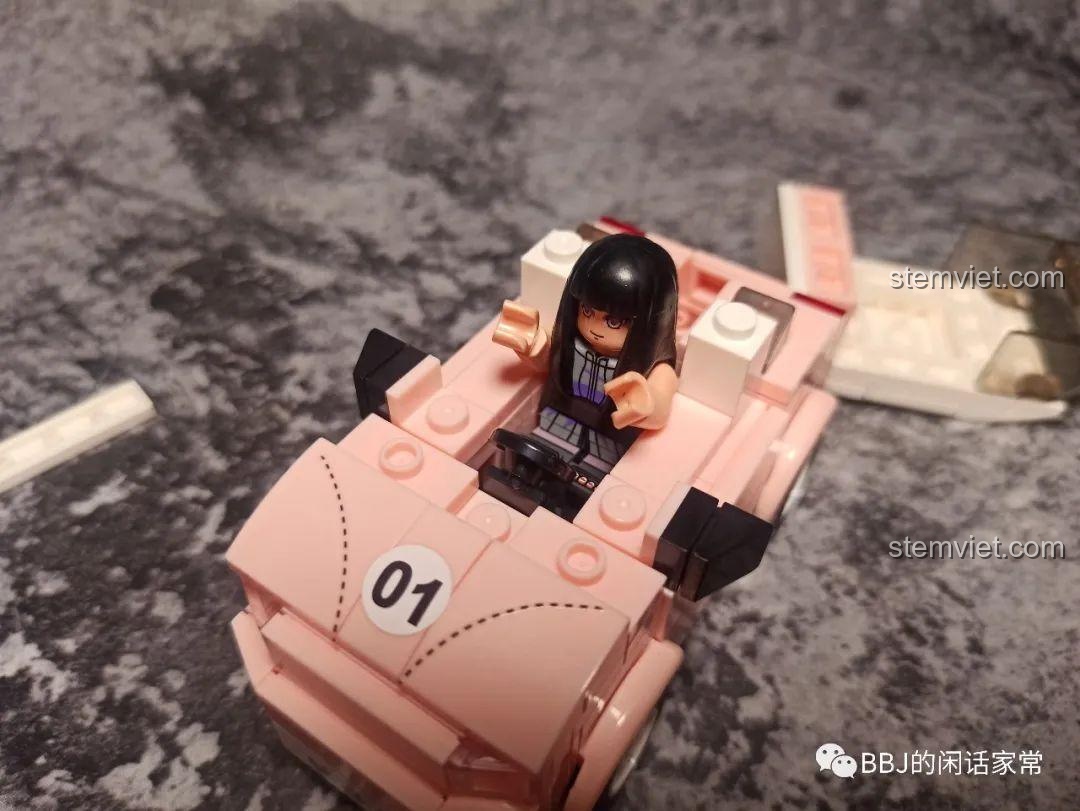 Một nhân vật minifigure được đặt vào ghế lái của mô hình xe SY 5013 để kiểm tra độ vừa vặn.