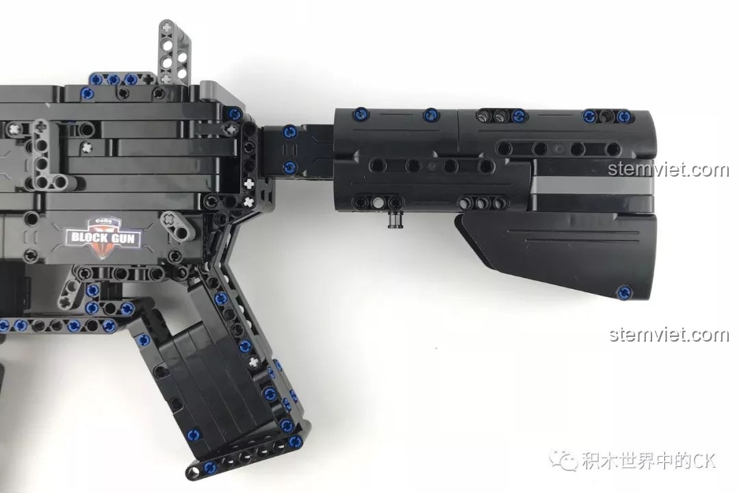 Báng súng của mô hình M4A1 CaDA C81005 ở trạng thái thu gọn, giúp mô hình nhỏ gọn hơn.