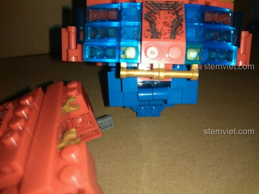 Cận cảnh khớp nối C-clip yếu ớt của Thủ lĩnh Autobot Optimus Prime SY951, nguyên nhân gây ra sự lỏng lẻo của mô hình.