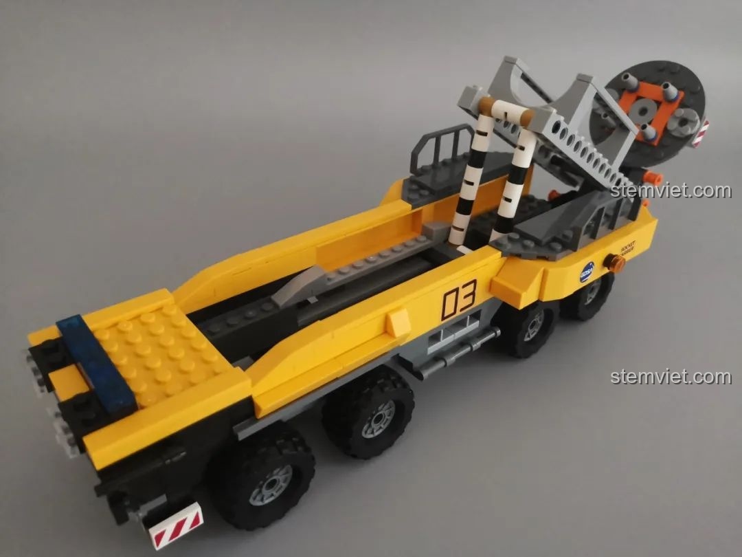 Thử nghiệm cơ chế nâng giá đỡ của xe tải GUDI 10803, một tính năng tương tác thú vị cho trẻ.