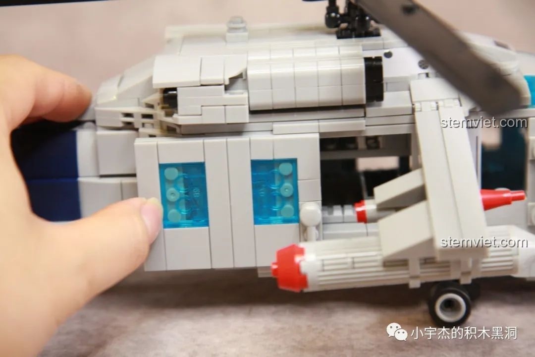 Thử nghiệm tính năng cửa trượt trên mô hình WOMA C0897, cho thấy sự mượt mà và dễ dàng khi thao tác.