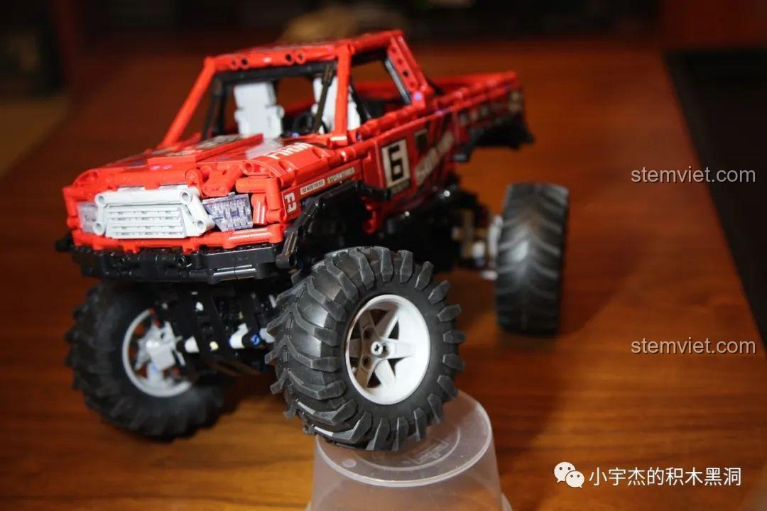 Mô hình Happy Build XQ1212D Xe Tải Quái Vật đang trình diễn khả năng vặn xoắn của hệ thống treo linh hoạt.