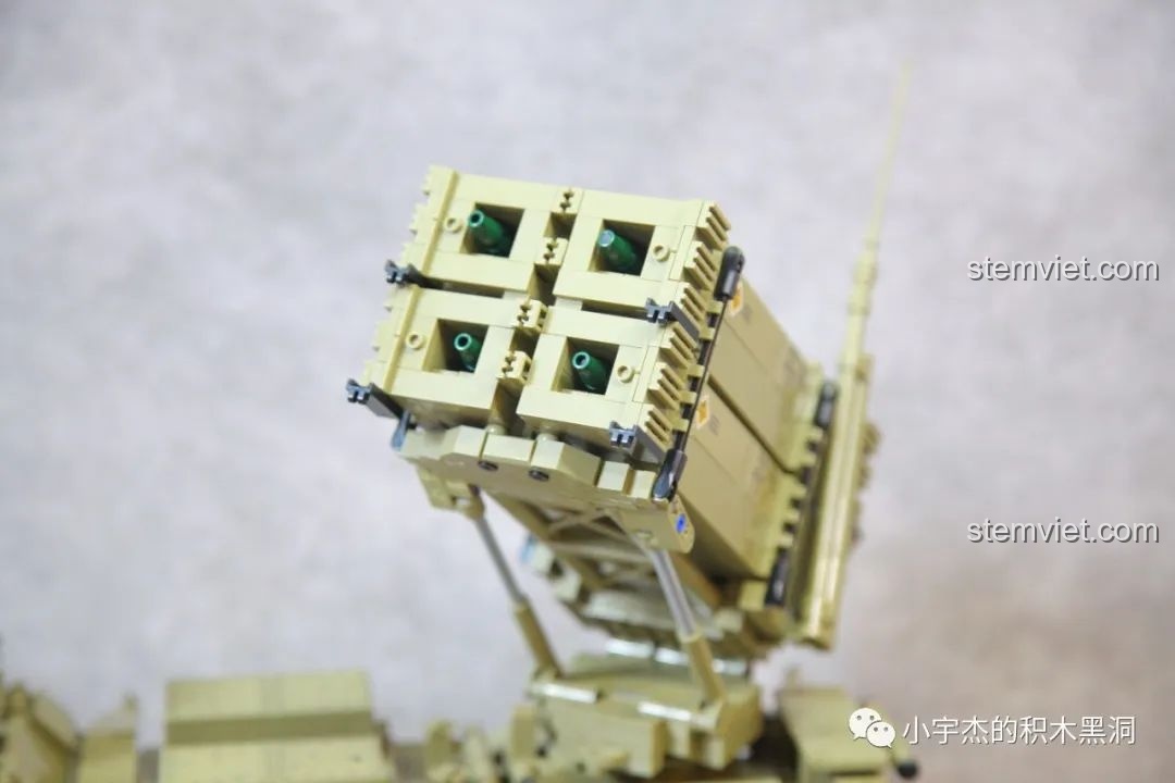 Cận cảnh các ống phóng tên lửa và cơ chế bắn, tuy nhiên lực bắn không mạnh như mong đợi.