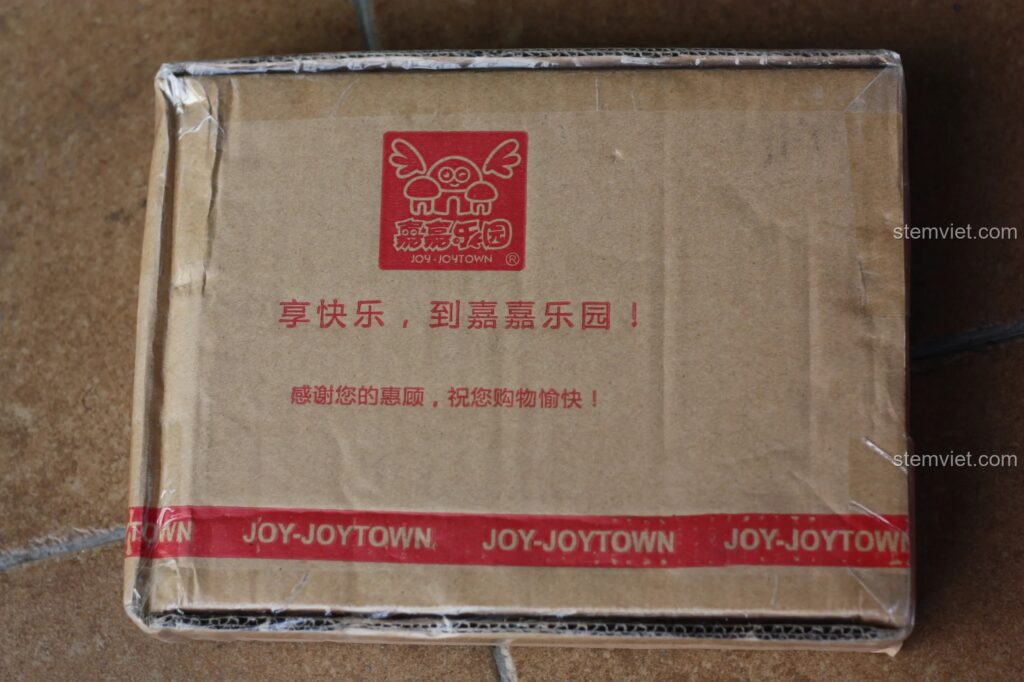 Thùng carton chứa bộ đồ chơi KAZI 8054 xịn giá rẻ được đóng gói cẩn thận, sẵn sàng cho màn unbox đầy mong đợi.