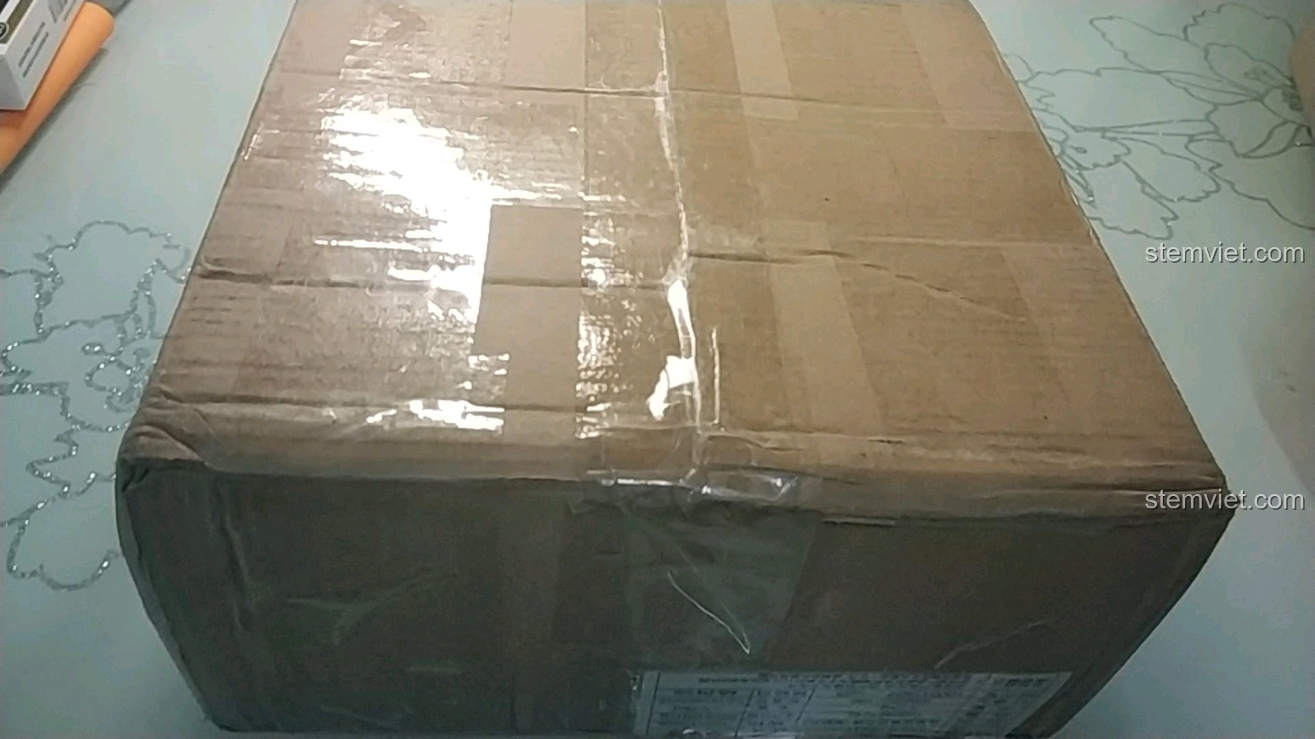 Hình ảnh thùng carton chứa bộ đồ chơi lắp ráp Enlighten 626 Toa tàu Giáng Sinh Vui Vẻ đang được review.