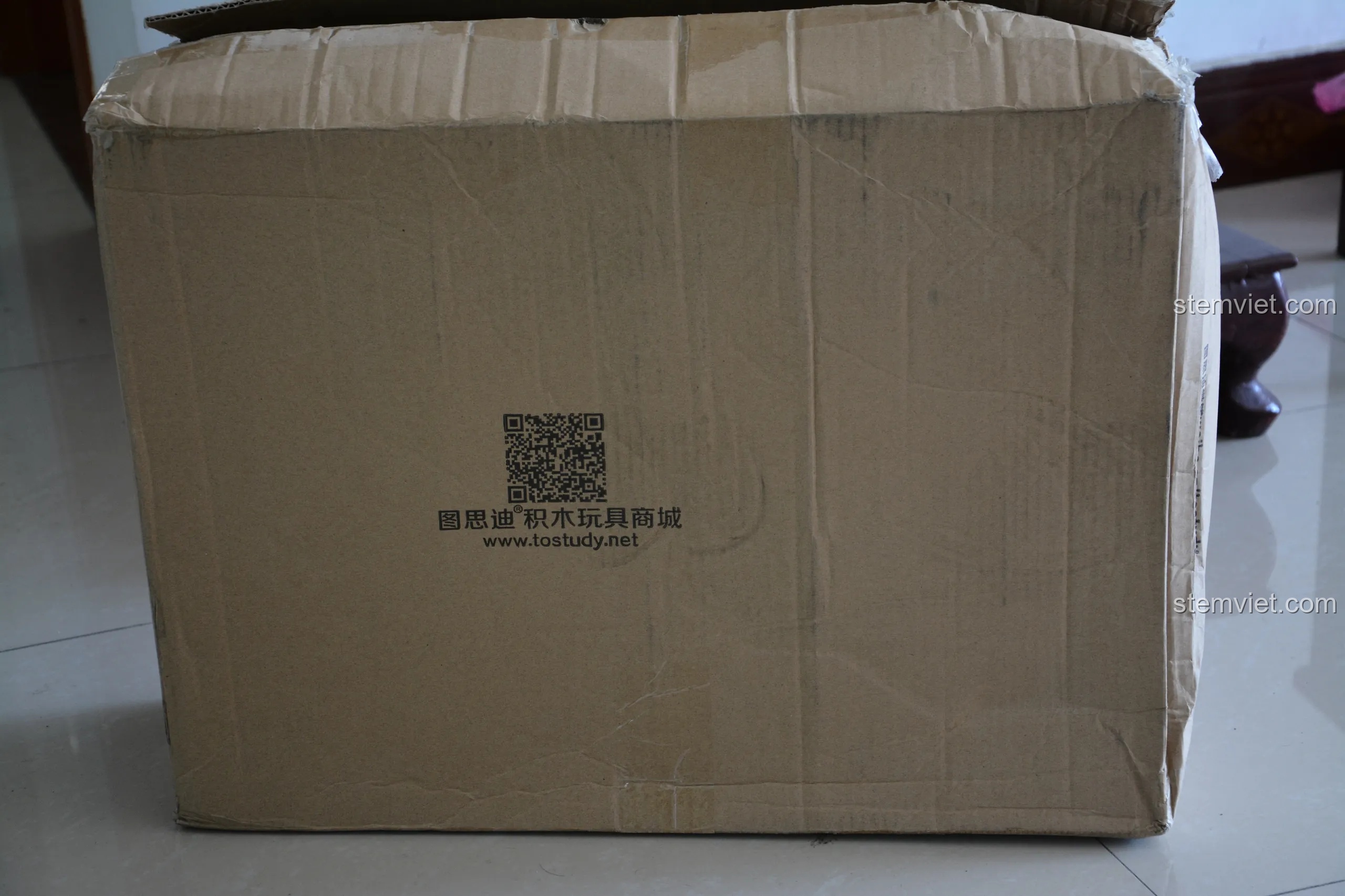 Thùng carton chứa bộ combo đồ chơi lắp ráp nhà phố WANGE được giao đến, chuẩn bị cho bài đánh giá WANGE 32052 và các mô hình khác.