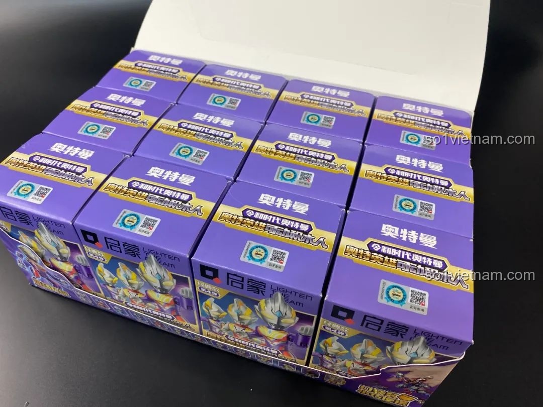 Một thùng lớn được mở ra, bên trong chứa nhiều hộp blind box Ultraman được xếp ngay ngắn.