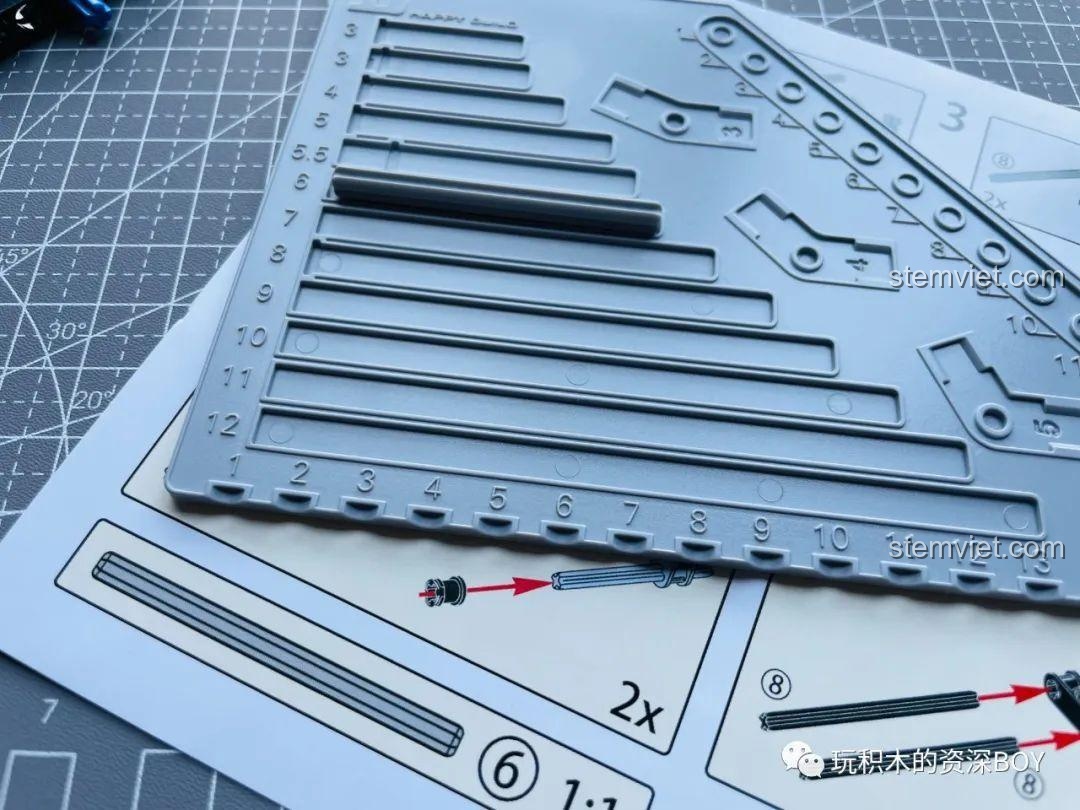 Thước đo chuyên dụng giúp xác định kích thước mảnh ghép trong bộ lắp ráp xe điện ZHEGAO QL1268.