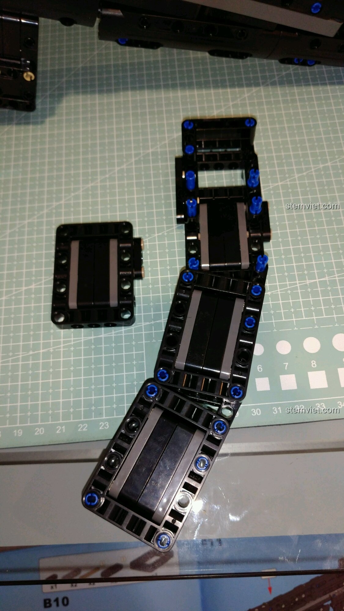 Chi tiết thước ngắm sáng tạo của đồ chơi lắp ráp Khẩu súng tiểu liên MP5 cho bé trai trên 8 tuổi.