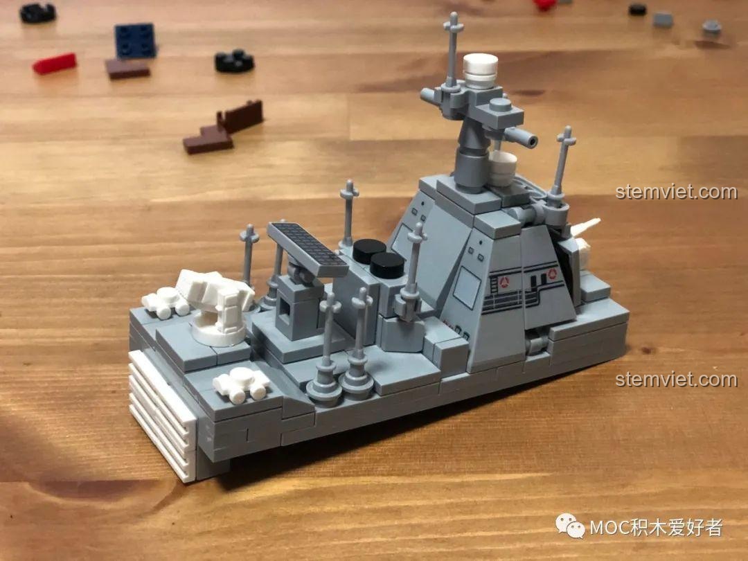 Phần thượng tầng của tàu khu trục 052D mini hoàn chỉnh với radar, ống khói và ăng-ten.