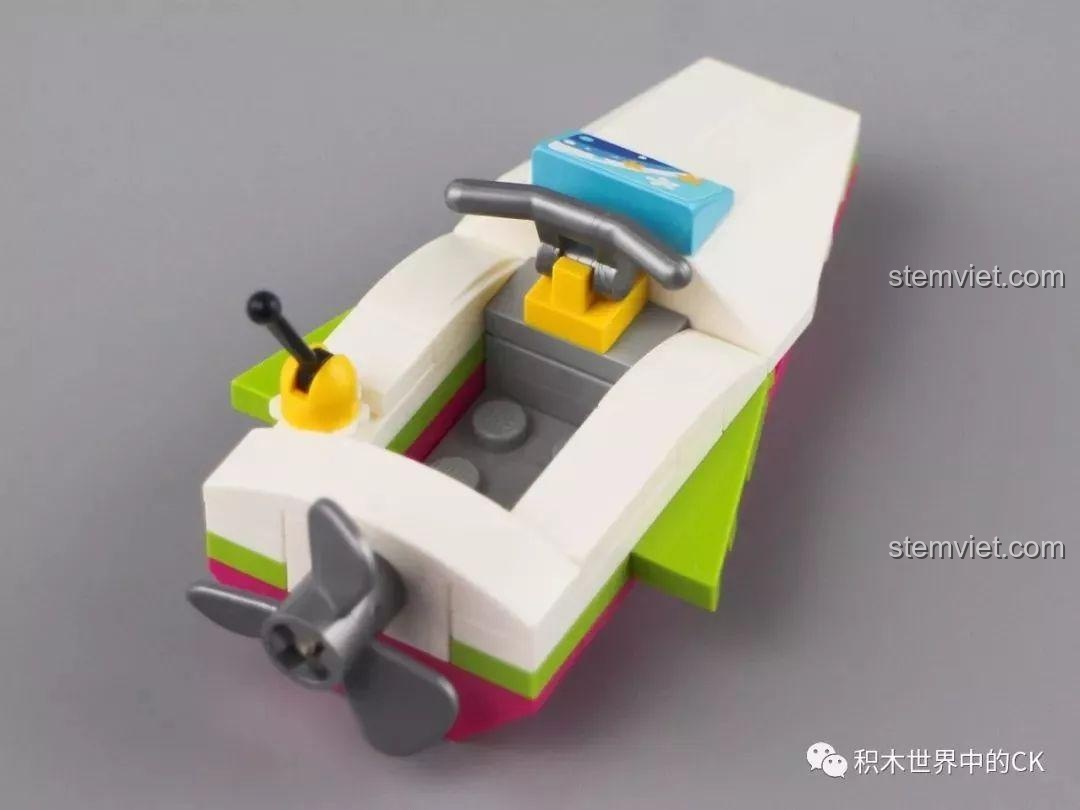 Chiếc thuyền máy nhỏ trong bộ đồ chơi lắp ghép QMAN 2019, thiết kế nhỏ gọn và chi tiết.