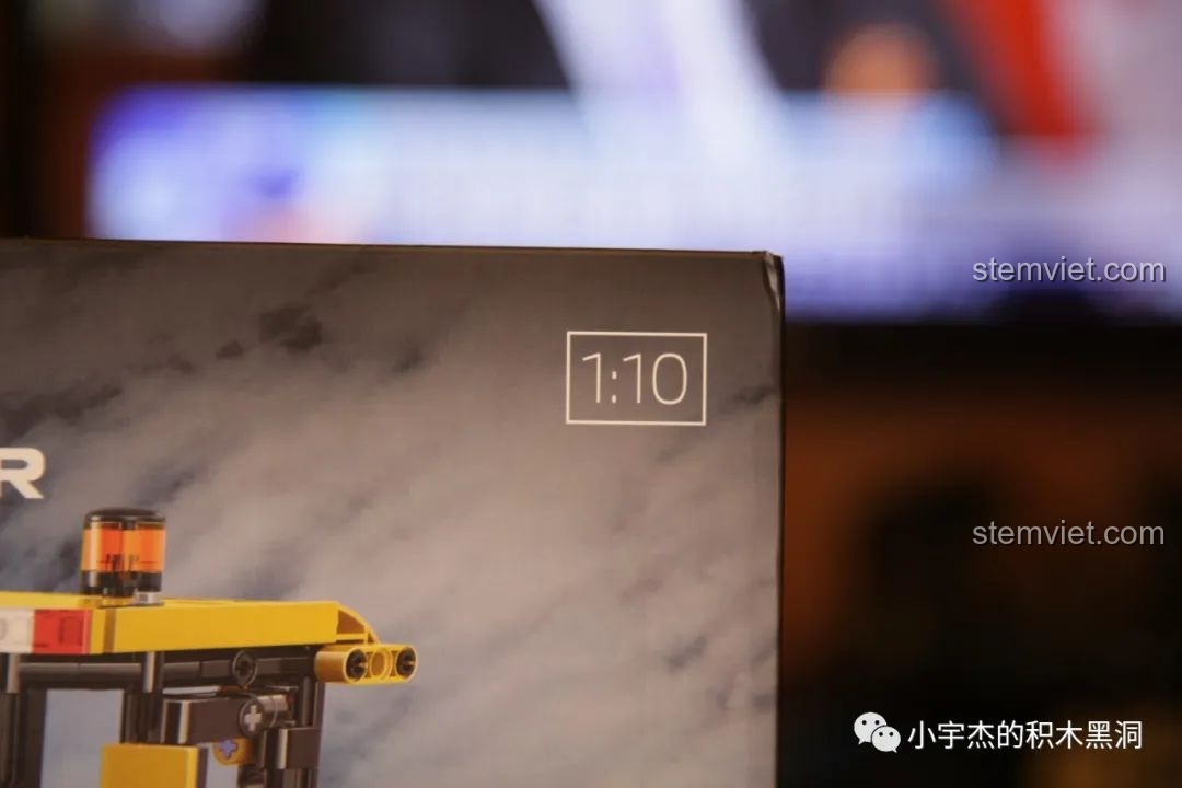 Chi tiết tỉ lệ 1:10 được in trên hộp của bộ lắp ráp Mould King 13122, cho thấy kích thước ấn tượng của mô hình.