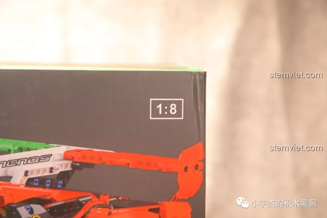 Thông tin tỉ lệ 1:8 của mô hình Siêu xe Ý Veneno 10222, cho thấy kích thước lớn và chi tiết của sản phẩm hoàn thiện.