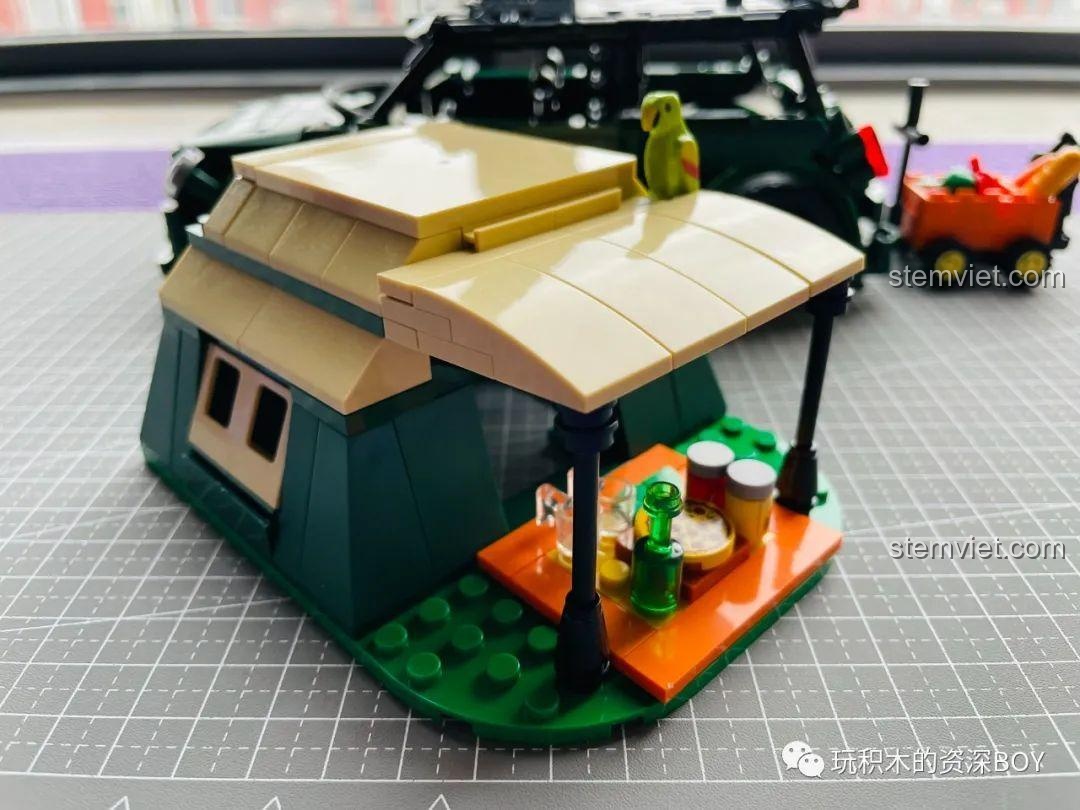 So sánh tỉ lệ giữa xe và lều trại trong bộ SY 8316, cho thấy lều hơi nhỏ.