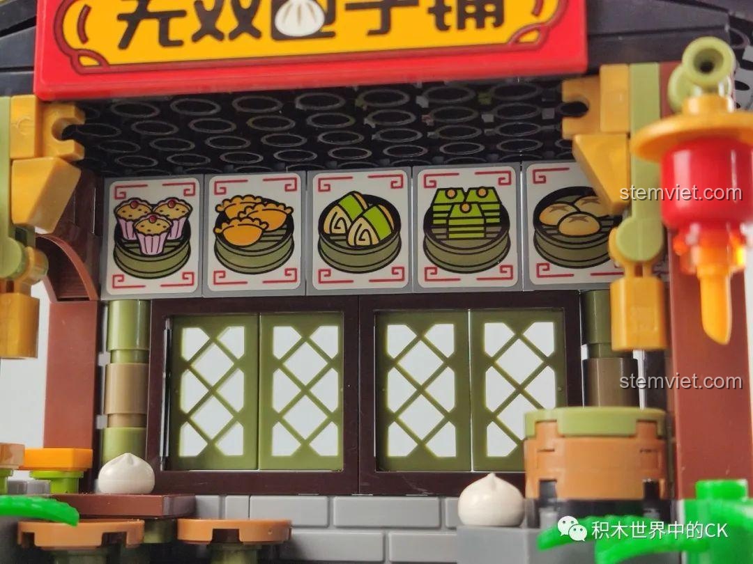 Toàn cảnh mô hình Tiệm Bánh Bao Vô Song QMAN 72012 cùng minifigure Yue Wushuang, tạo nên một cảnh tượng sống động.